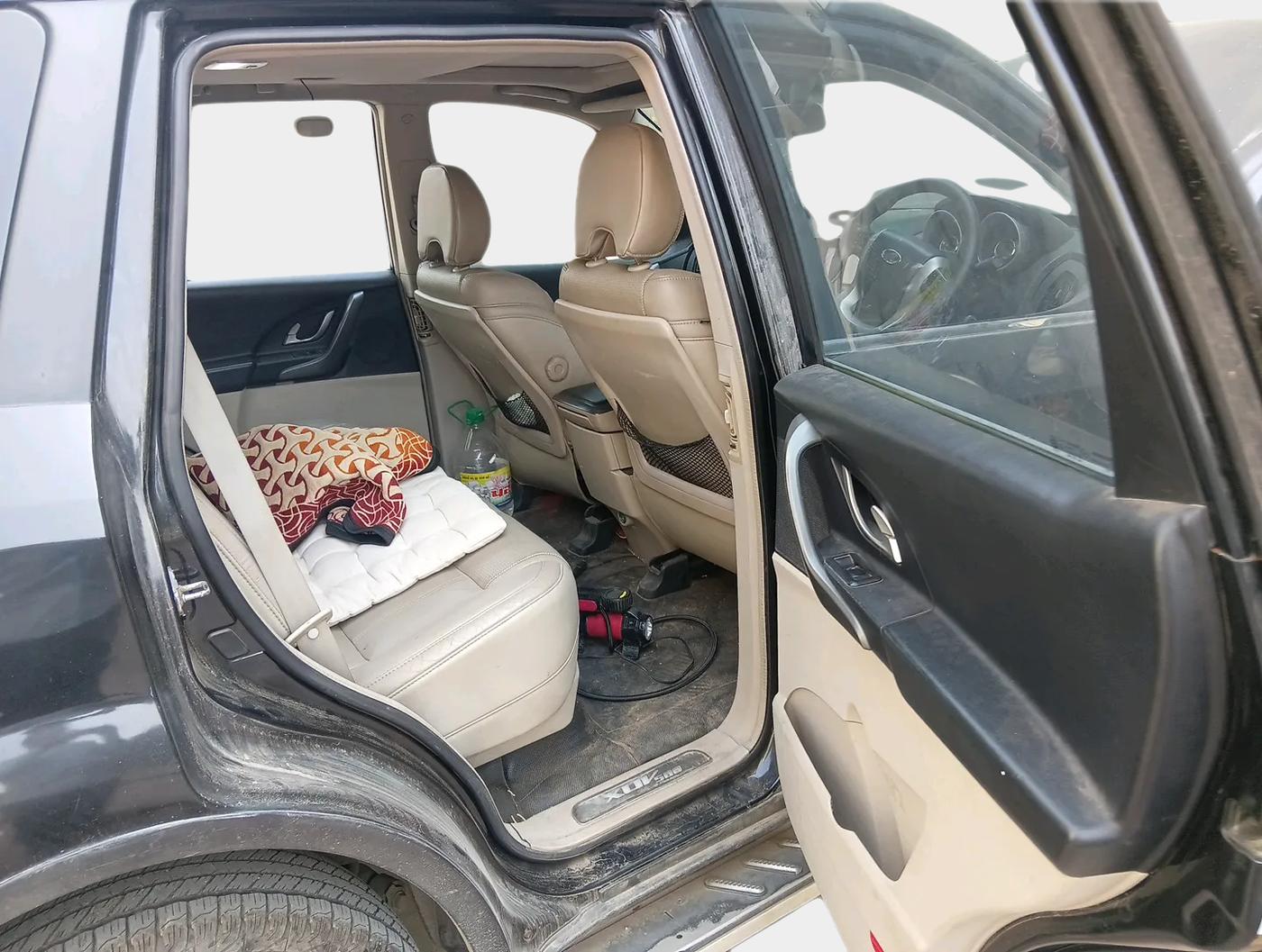 2016 Mahindra XUV500 W10 AT, Diesel, Automatic, 1,76,210 km, interior