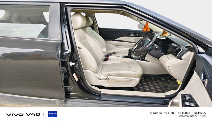 2021 Mahindra XUV300 W8 (O) 1.2 PETROL, Petrol, Manual, 62,093 km, interior