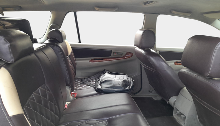 2011 Toyota Innova 2.5 G4 8 STR, Diesel, Manual, 3,99,515 km, interior