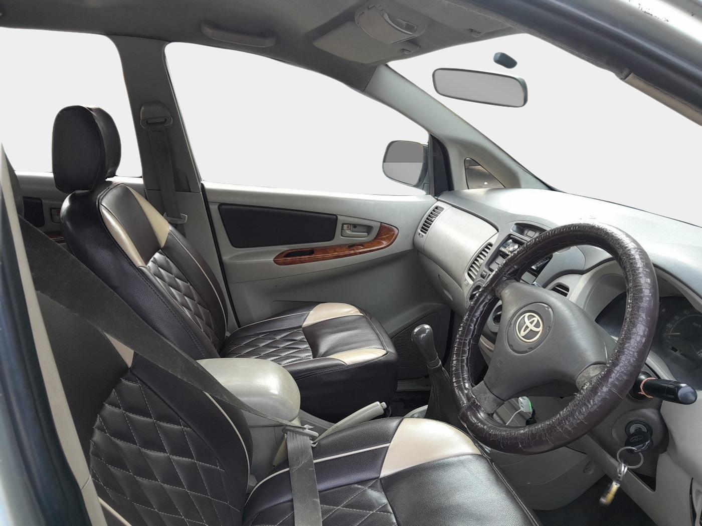 2011 Toyota Innova 2.5 G4 8 STR, Diesel, Manual, 3,99,515 km, interior