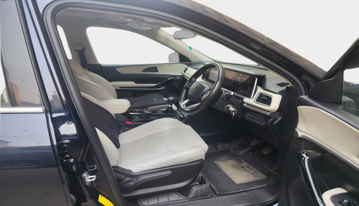 2023 Mahindra XUV700 AX 5 D MT 5 STR, Diesel, Manual, 21,191 km, interior