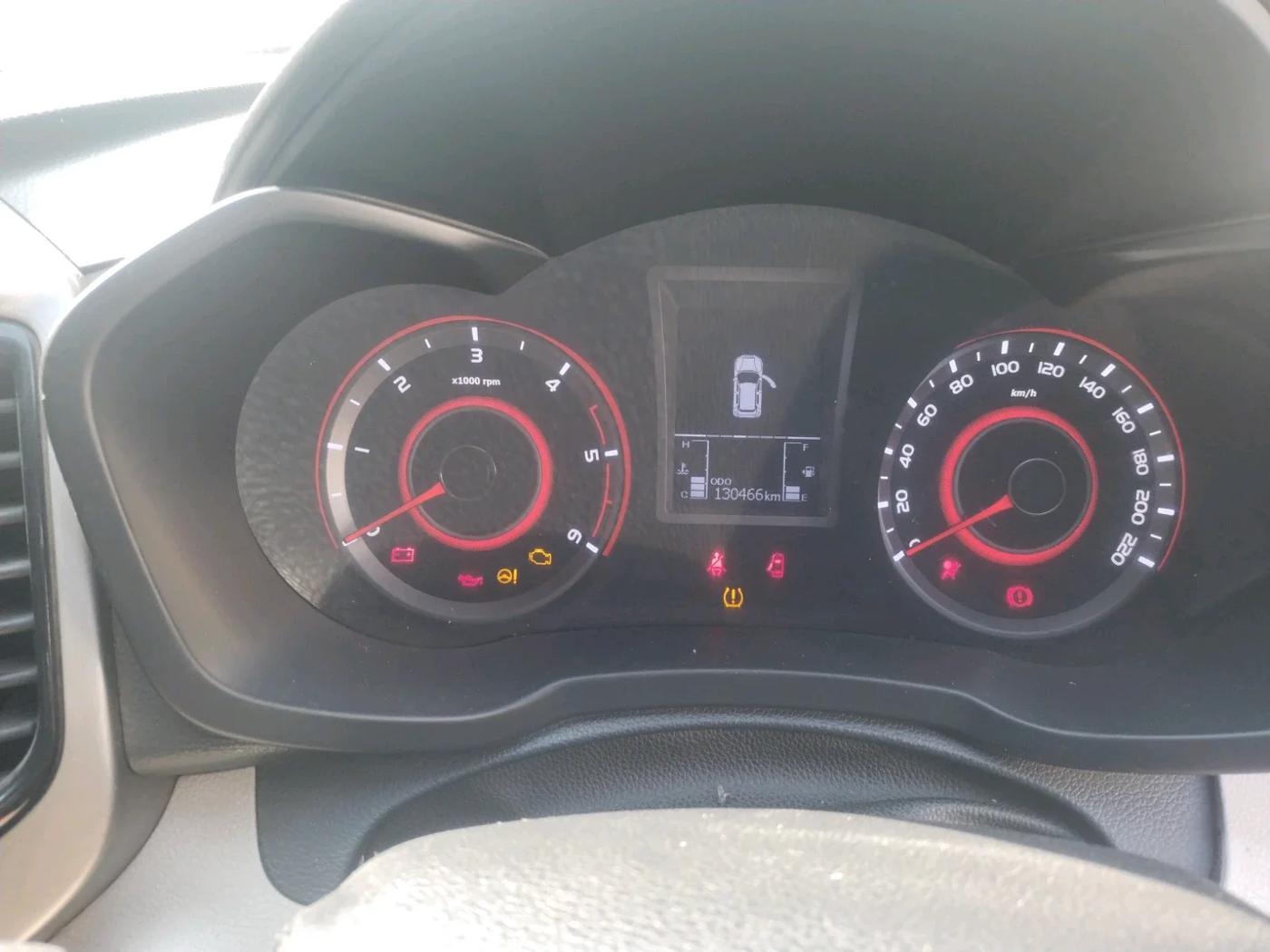 2019 Mahindra XUV300 W8 (O) 1.5 DIESEL, Diesel, Manual, 1,30,466 km, interior