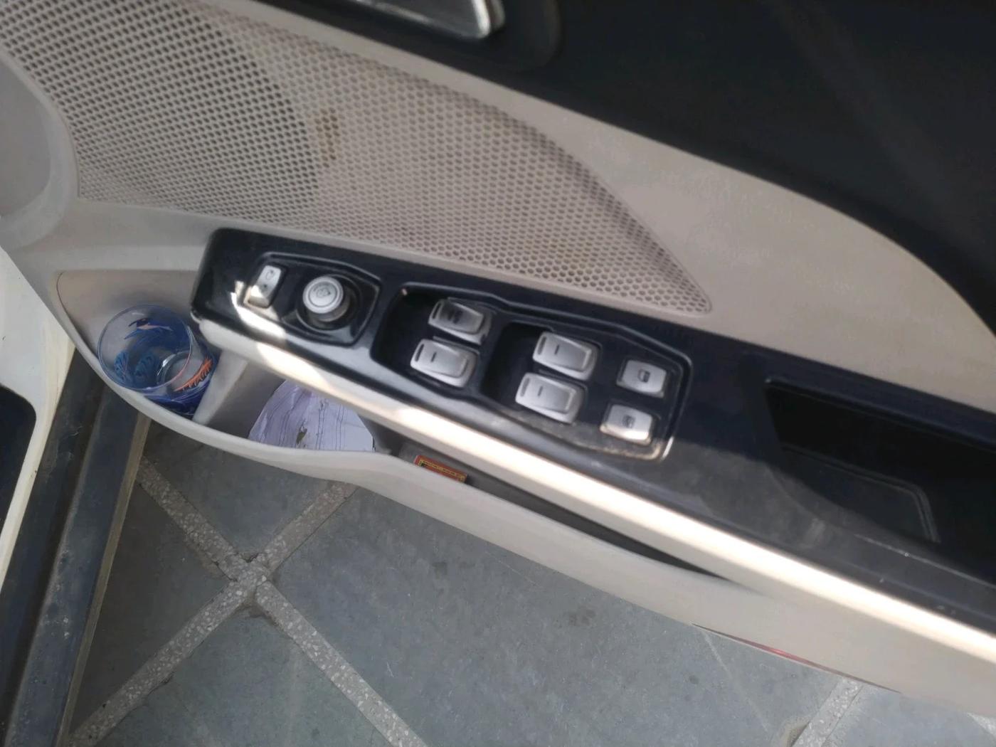 2019 Mahindra XUV300 W8 (O) 1.5 DIESEL, Diesel, Manual, 1,30,466 km, interior