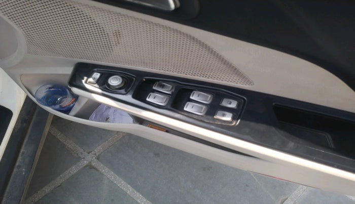 2019 Mahindra XUV300 W8 (O) 1.5 DIESEL, Diesel, Manual, 1,30,466 km, interior