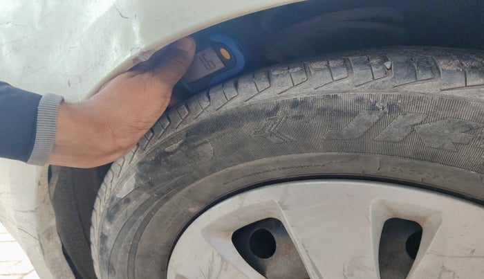 2010 Hyundai i10 MAGNA 1.2, Petrol, Manual, 1,04,420 km, tyre