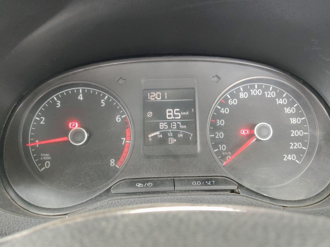 2017 Volkswagen Polo HIGHLINE1.2L, Petrol, Manual, 1,18,092 km, interior