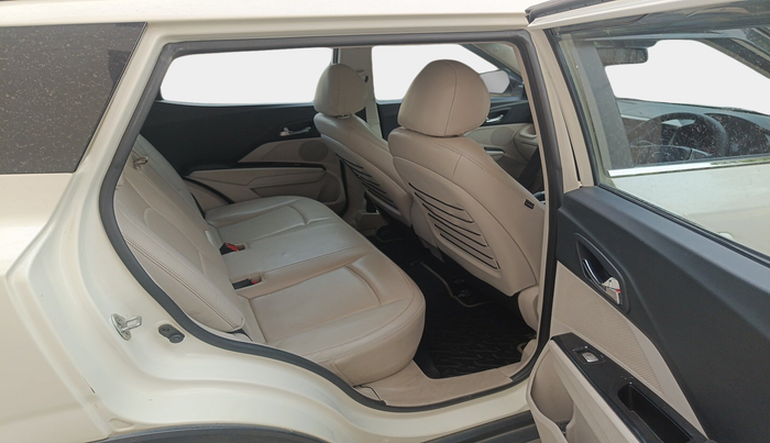 2019 Mahindra XUV300 W8 (O) 1.5 DIESEL AMT, Diesel, Automatic, 1,14,070 km, interior
