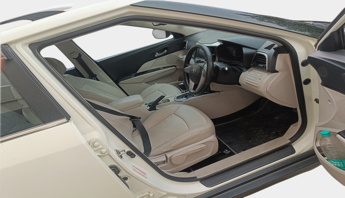 2019 Mahindra XUV300 W8 (O) 1.5 DIESEL AMT, Diesel, Automatic, 1,14,070 km, interior