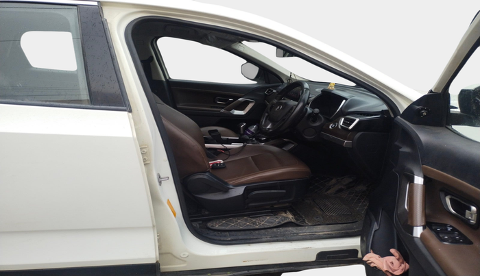 2019 Tata Harrier XZ 2.0L, Diesel, Manual, 2,15,009 km, interior