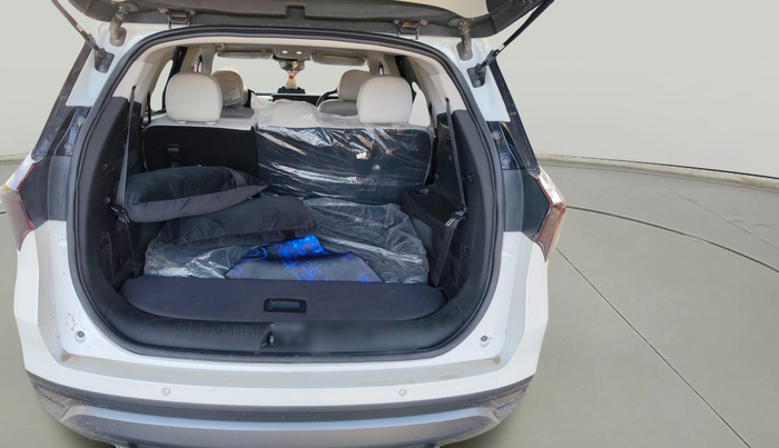 2025 Mahindra XUV700 AX7 Luxury Pack Diesel AT 7 STR, Diesel, Automatic, 5,818 km, exterior