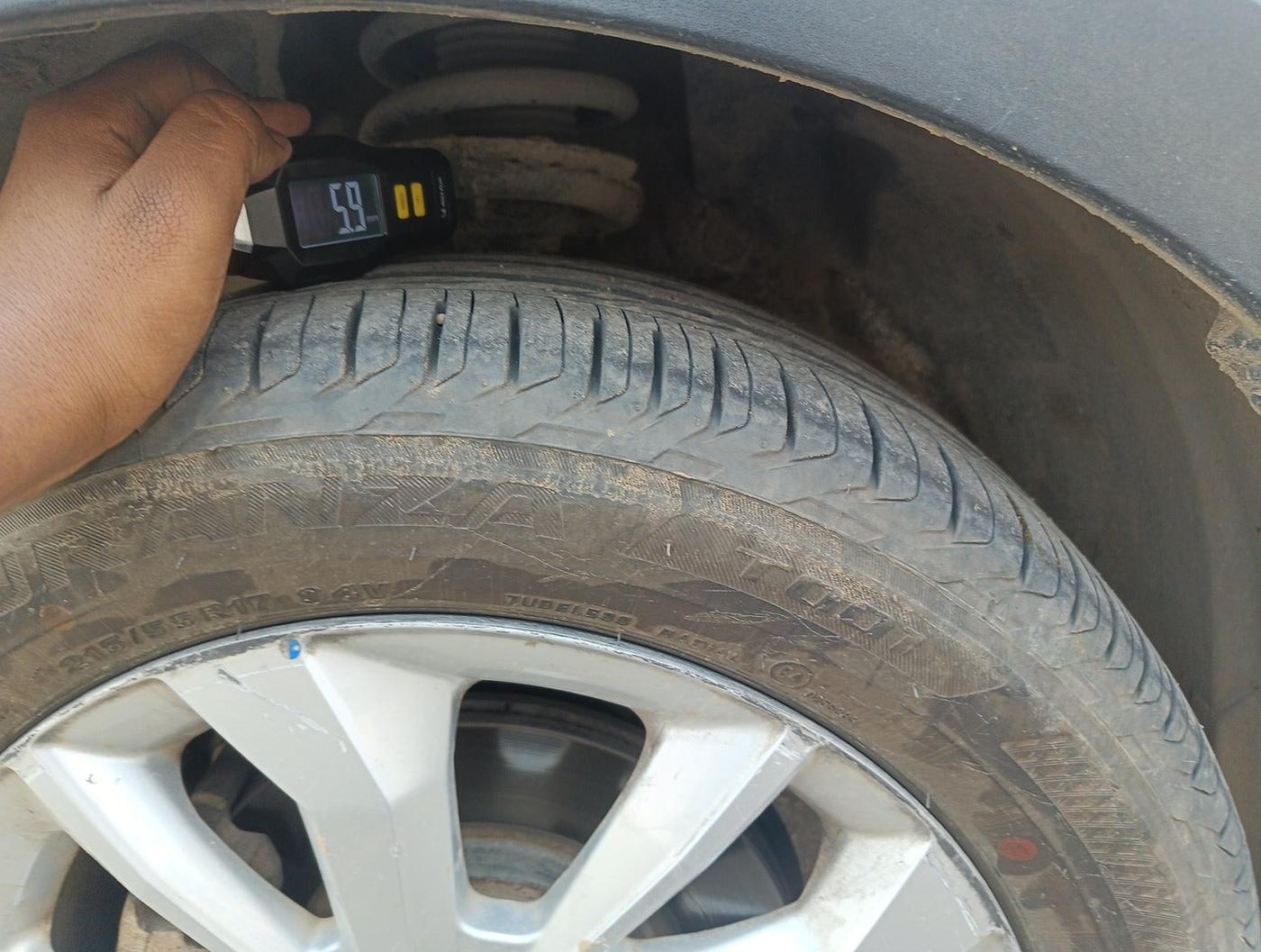 2022 Mahindra XUV300 W8 1.2 PETROL, Petrol, Manual, 42,380 km, tyre