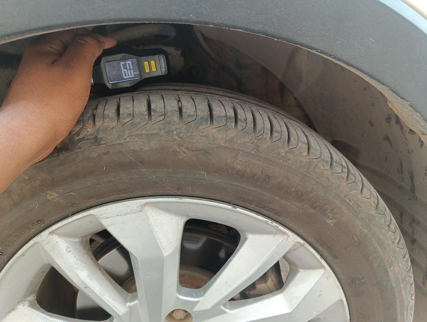 2022 Mahindra XUV300 W8 1.2 PETROL, Petrol, Manual, 42,380 km, tyre