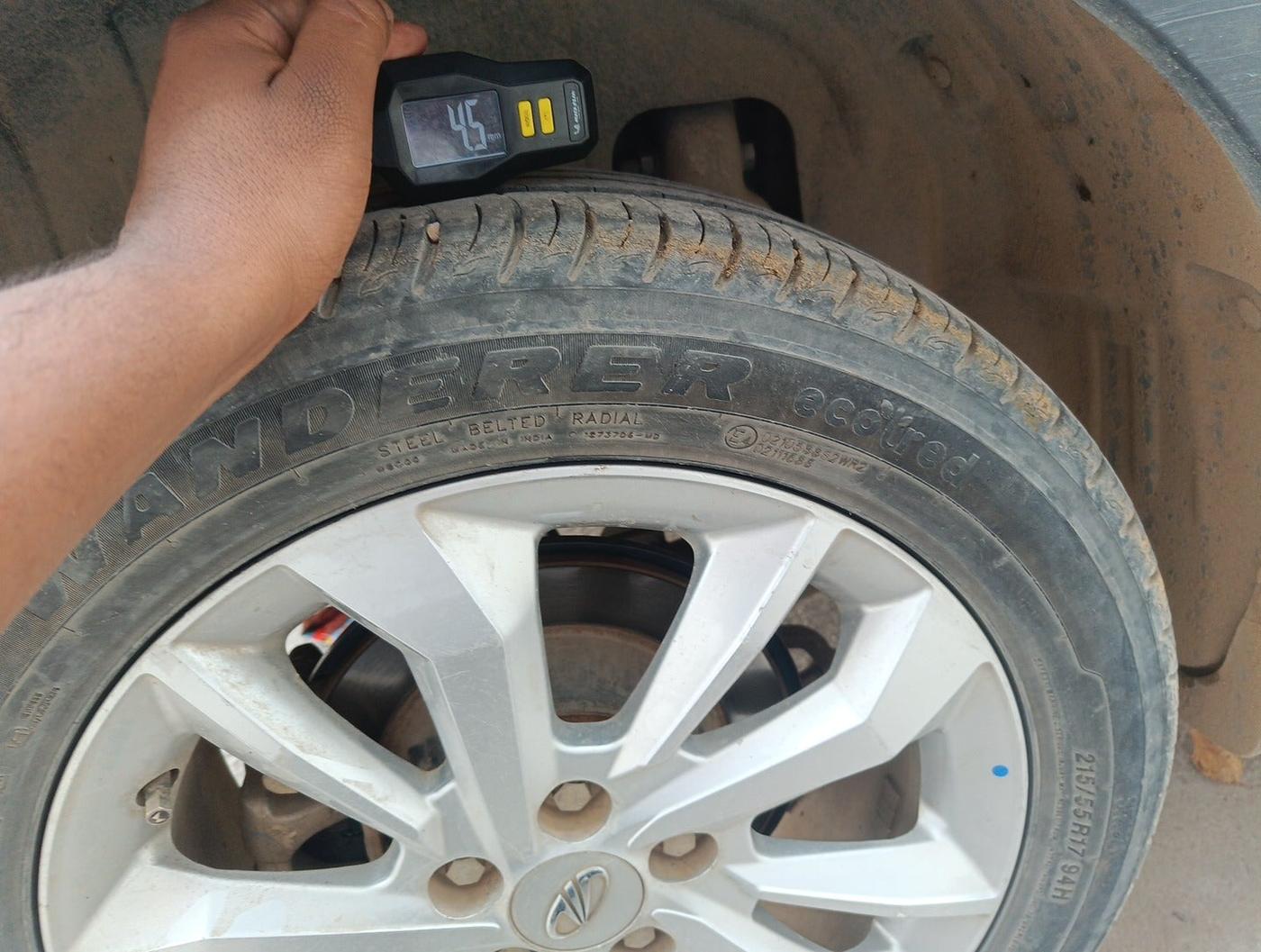 2022 Mahindra XUV300 W8 1.2 PETROL, Petrol, Manual, 42,380 km, tyre