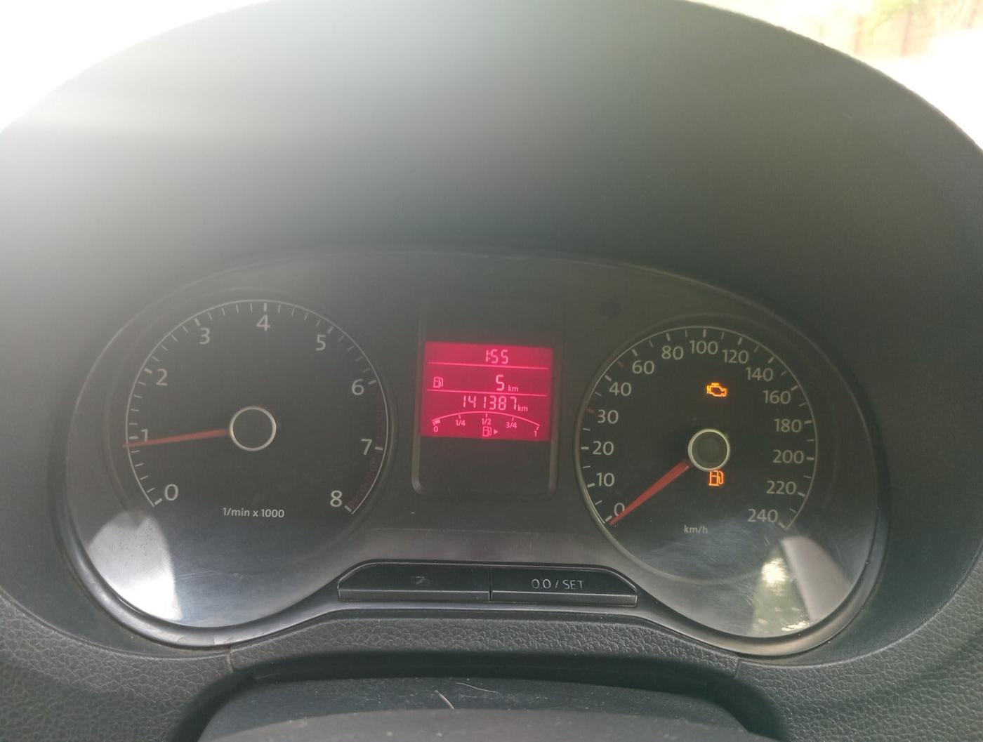 2013 Volkswagen Polo HIGHLINE1.2L, Petrol, Manual, 1,41,387 km, interior