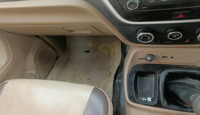 2016 Mahindra TUV300 T8, Diesel, Manual, 1,38,300 km, interior