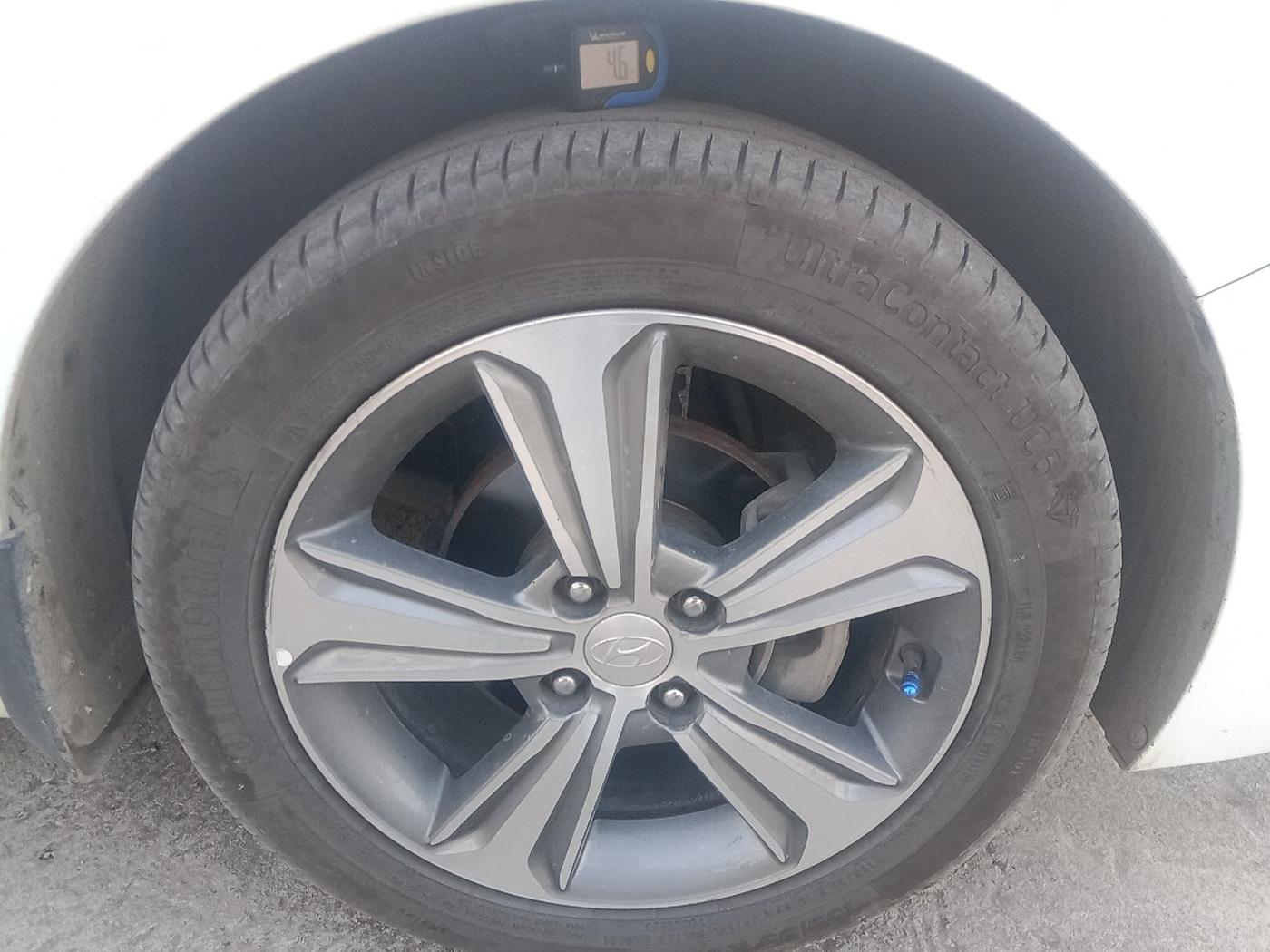 2017 Hyundai Verna 1.6 SX (O) CRDI MT, Diesel, Manual, 2,40,449 km, tyre