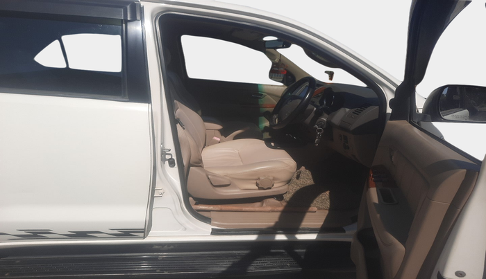 2010 Toyota Fortuner 3.0 4X4 MT, Diesel, Manual, 1,27,465 km, interior