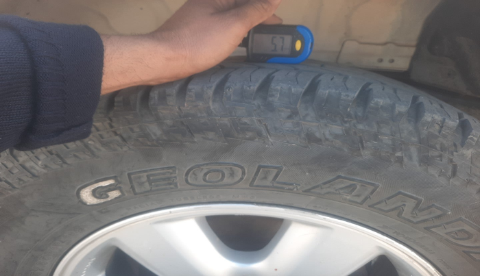 2010 Toyota Fortuner 3.0 4X4 MT, Diesel, Manual, 1,27,465 km, tyre