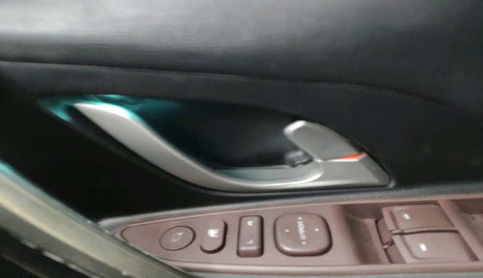 2015 Mahindra XUV500 W6, Diesel, Manual, 1,68,873 km, interior