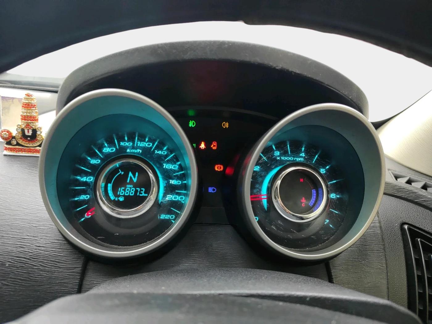 2015 Mahindra XUV500 W6, Diesel, Manual, 1,68,873 km, interior