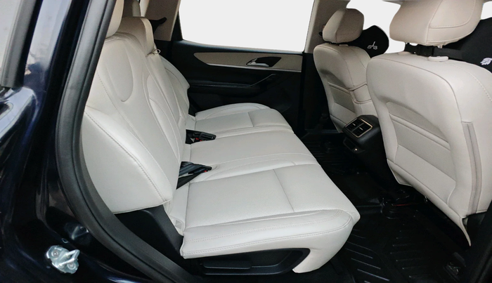 2025 Mahindra XUV700 AX 7 P AT 7 STR, Petrol, Automatic, 8,470 km, interior