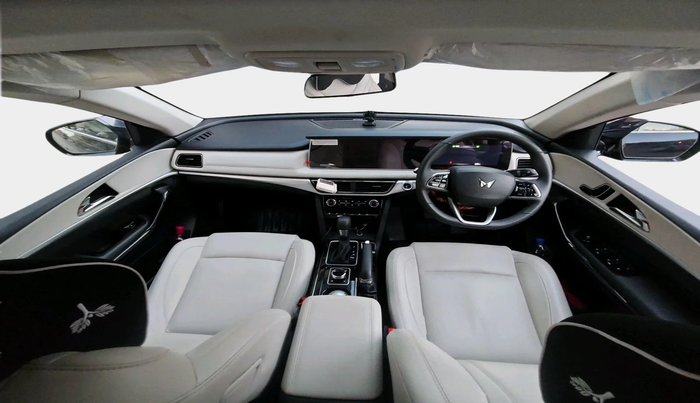 2025 Mahindra XUV700 AX 7 P AT 7 STR, Petrol, Automatic, 8,470 km, interior