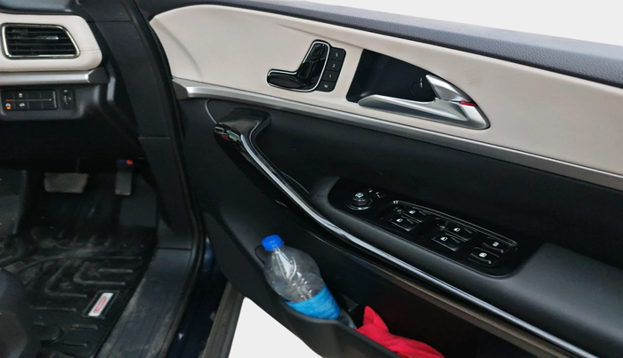 2025 Mahindra XUV700 AX 7 P AT 7 STR, Petrol, Automatic, 8,470 km, interior