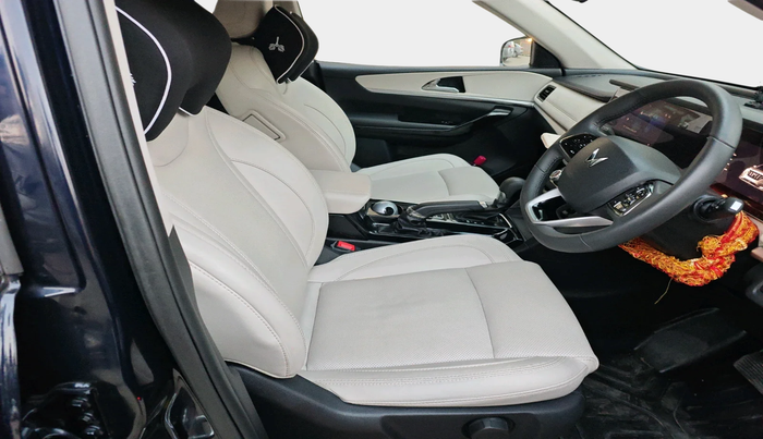 2025 Mahindra XUV700 AX 7 P AT 7 STR, Petrol, Automatic, 8,470 km, interior