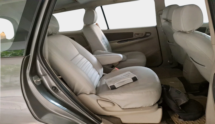 2014 Toyota Innova 2.5 GX 7 STR, Diesel, Manual, 2,82,439 km, interior