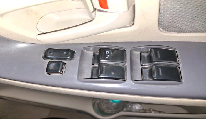 2014 Toyota Innova 2.5 GX 7 STR, Diesel, Manual, 2,82,439 km, interior