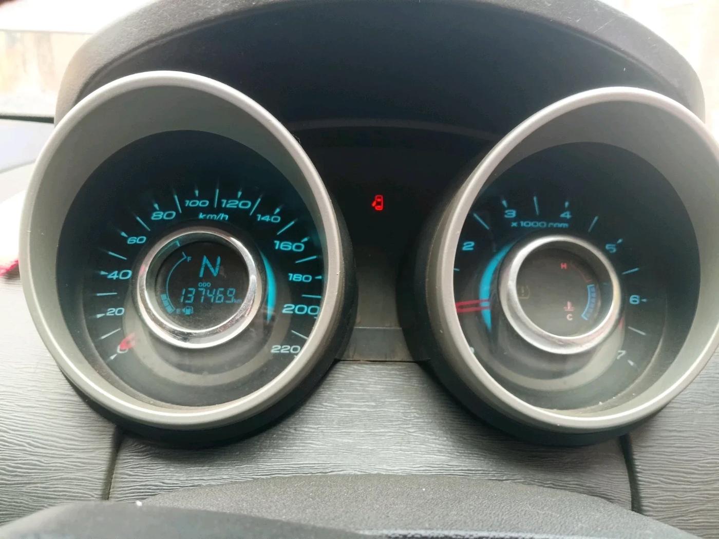 2015 Mahindra XUV500 W10, Diesel, Manual, 1,37,469 km, interior