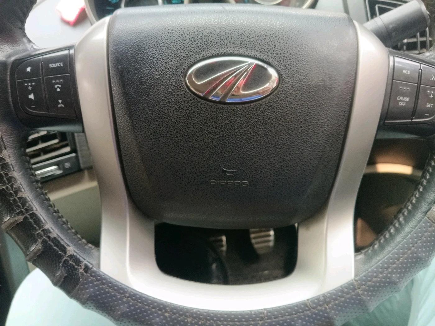 2015 Mahindra XUV500 W10, Diesel, Manual, 1,37,469 km, interior