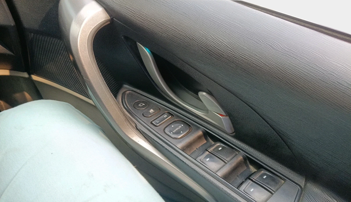 2015 Mahindra XUV500 W10, Diesel, Manual, 1,37,469 km, interior