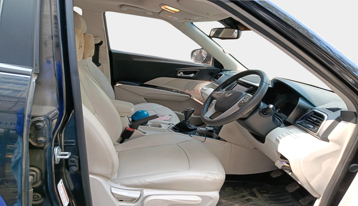 2023 Mahindra XUV300 W8 (O) 1.2 PETROL, Petrol, Manual, 26,647 km, interior