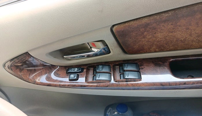 2013 Toyota Innova 2.5 VX 8 STR, Diesel, Manual, 48,569 km, interior