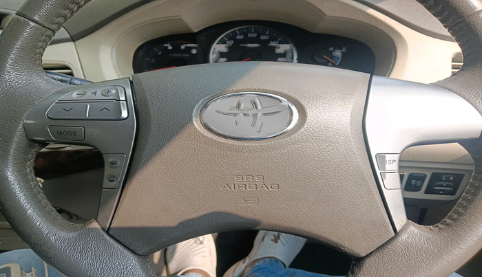 2013 Toyota Innova 2.5 VX 8 STR, Diesel, Manual, 48,569 km, interior