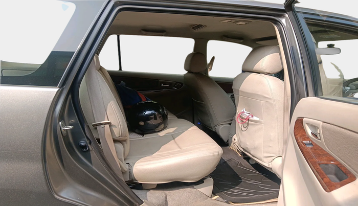 2013 Toyota Innova 2.5 VX 8 STR, Diesel, Manual, 48,569 km, interior
