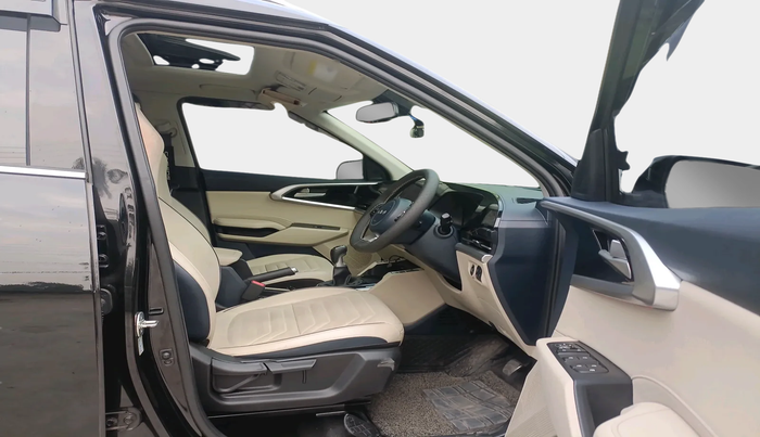 2023 KIA CARENS LUXURY PLUS 1.5 IMT PETROL, Petrol, Manual, 18,004 km, interior