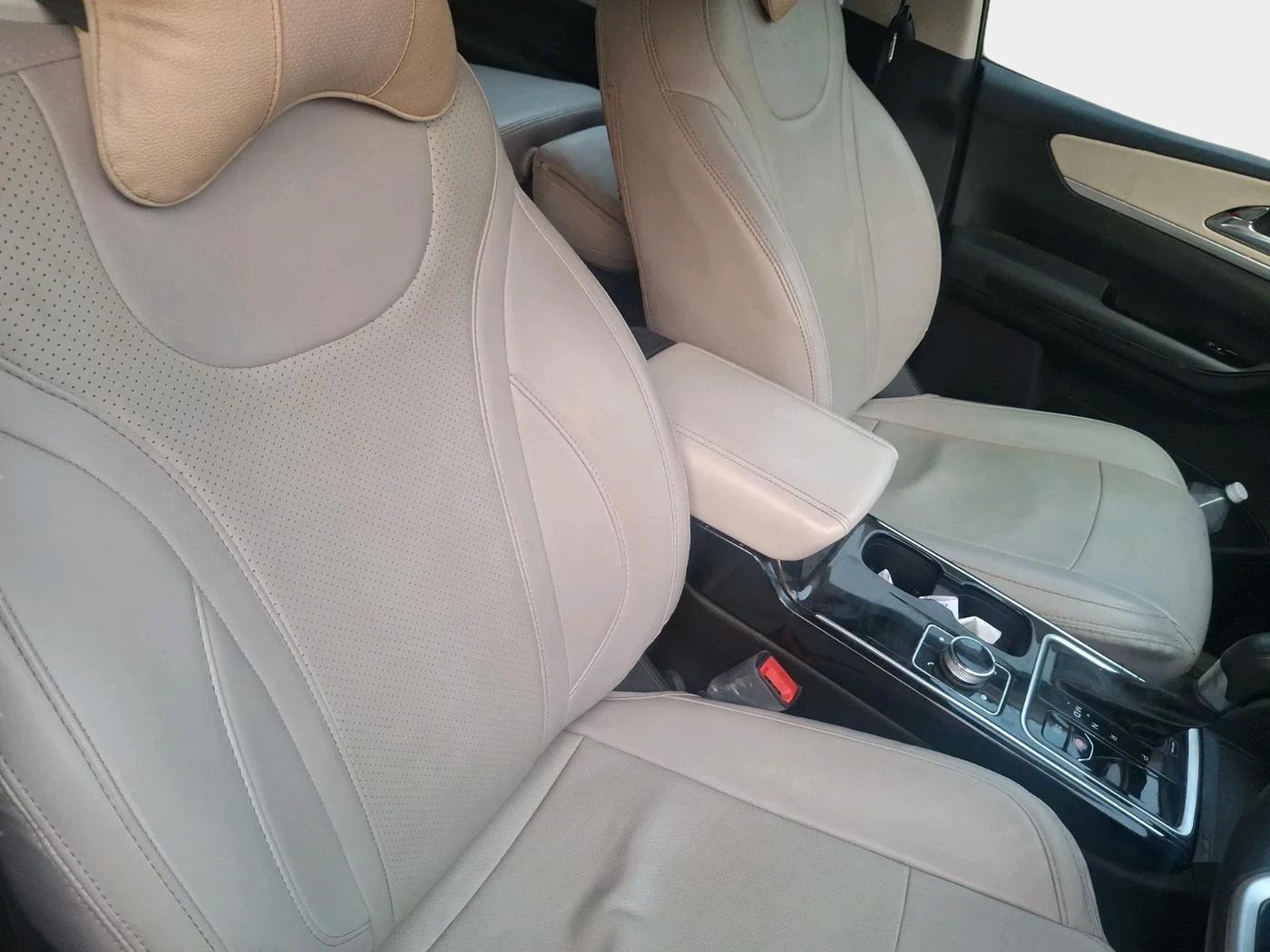 2023 Mahindra XUV700 AX 7 LUXURY D AT 7 STR, Diesel, Automatic, 54,444 km, interior