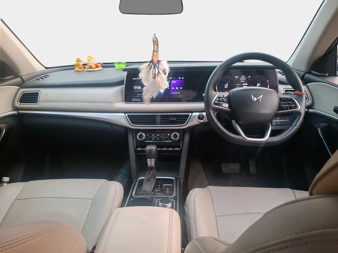 2023 Mahindra XUV700 AX 7 LUXURY D AT 7 STR, Diesel, Automatic, 54,444 km, interior