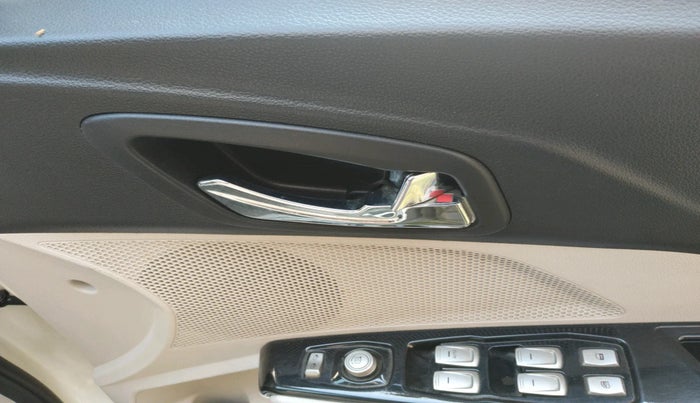 2022 Mahindra XUV300 W8 (O) 1.5 DIESEL, Diesel, Manual, 84,680 km, interior