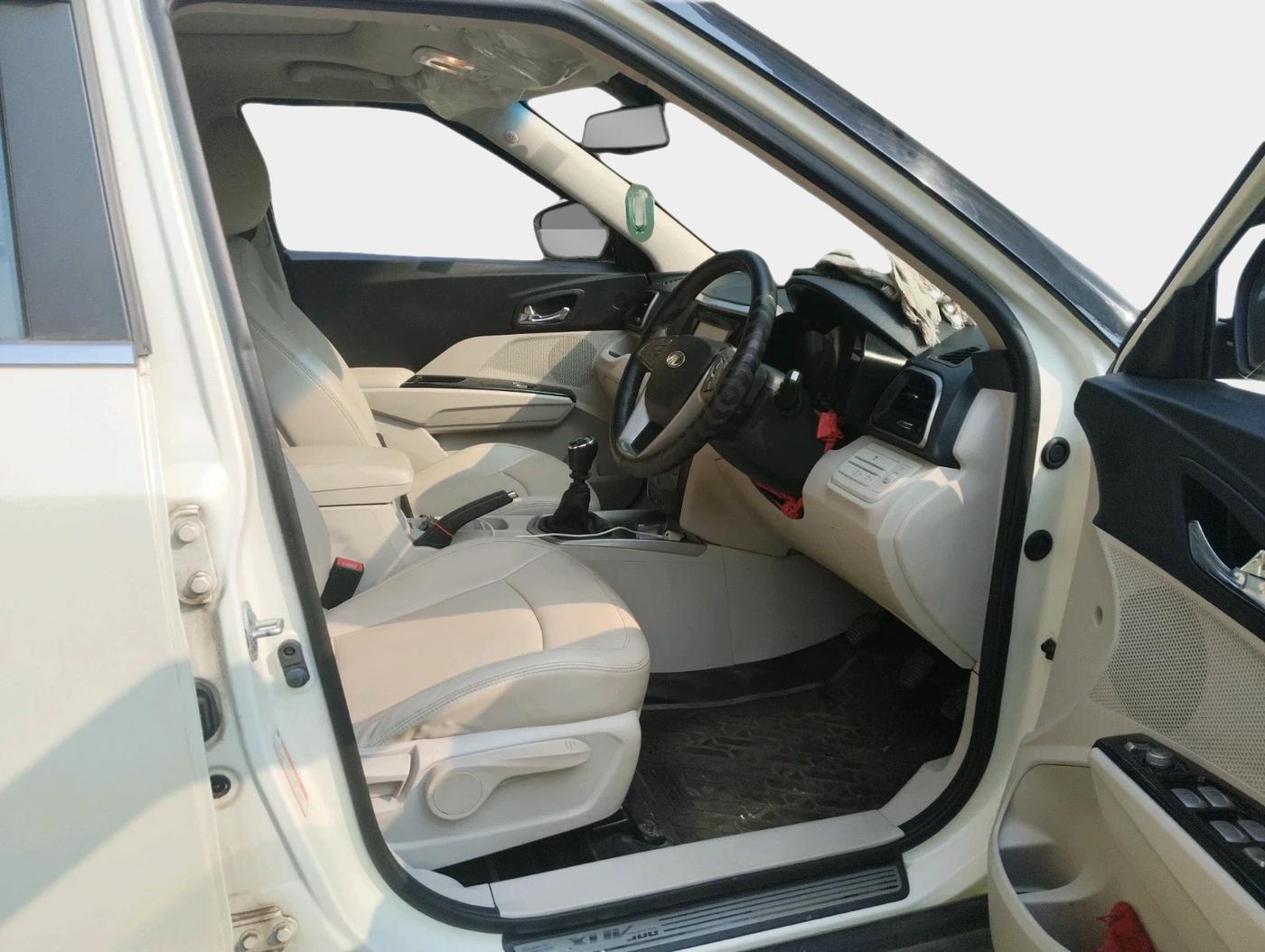 2022 Mahindra XUV300 W8 (O) 1.5 DIESEL, Diesel, Manual, 84,680 km, interior