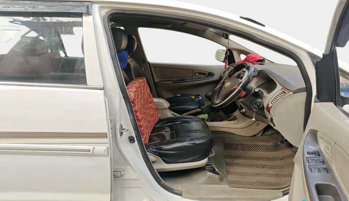 2011 Toyota Innova G1 2.5, Diesel, Manual, 1,39,084 km, interior