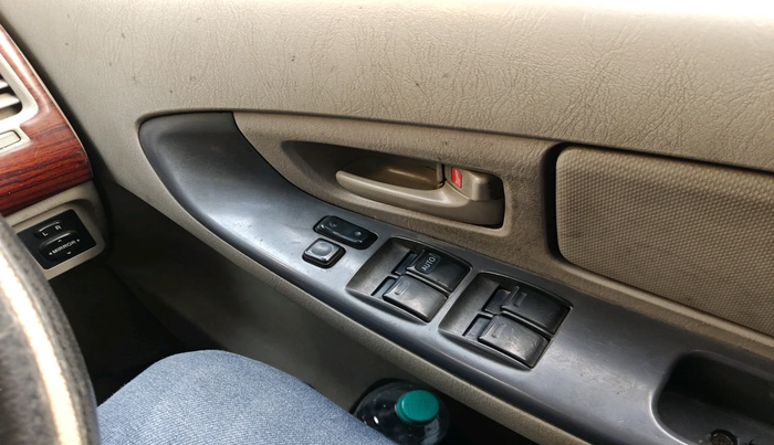 2011 Toyota Innova G1 2.5, Diesel, Manual, 1,39,084 km, interior