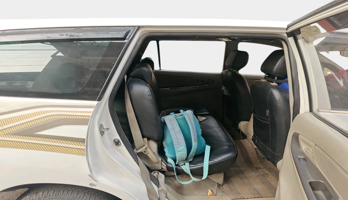 2011 Toyota Innova G1 2.5, Diesel, Manual, 1,39,084 km, interior