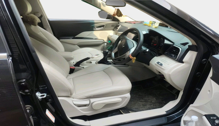 2022 Mahindra XUV300 W8 (O) 1.5 DIESEL, Diesel, Manual, 22,477 km, interior