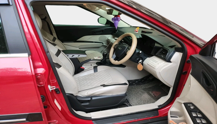 2022 Mahindra XUV300 W6 1.2 PETROL, Petrol, Manual, 27,647 km, interior