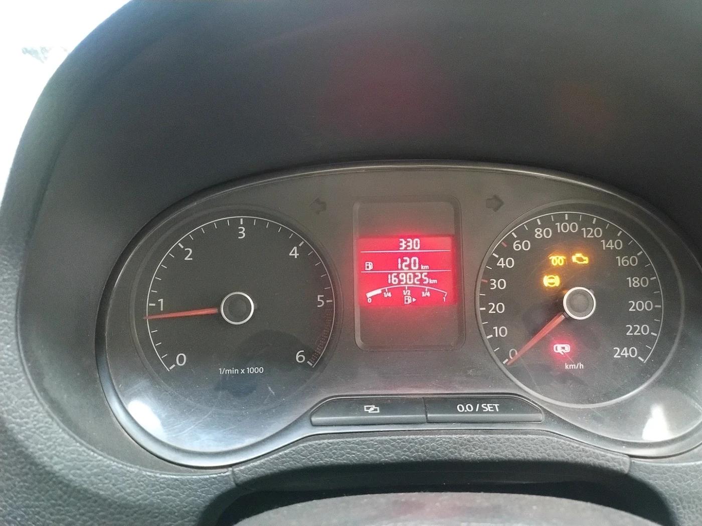 2014 Volkswagen Polo HIGHLINE1.5L, Diesel, Manual, 1,69,025 km, interior