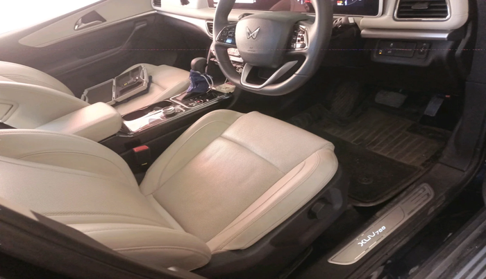 2024 Mahindra XUV700 AX 7 LUXURY D AT 7 STR, Diesel, Automatic, 7,595 km, interior