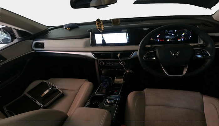 2024 Mahindra XUV700 AX 7 LUXURY D AT 7 STR, Diesel, Automatic, 7,595 km, interior